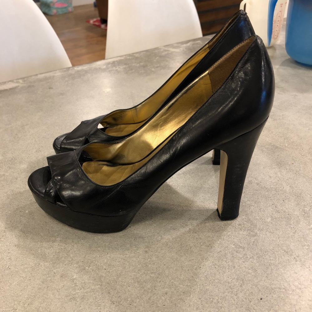 Cute black heels with a peekaboo toe - Picture 3 of 4